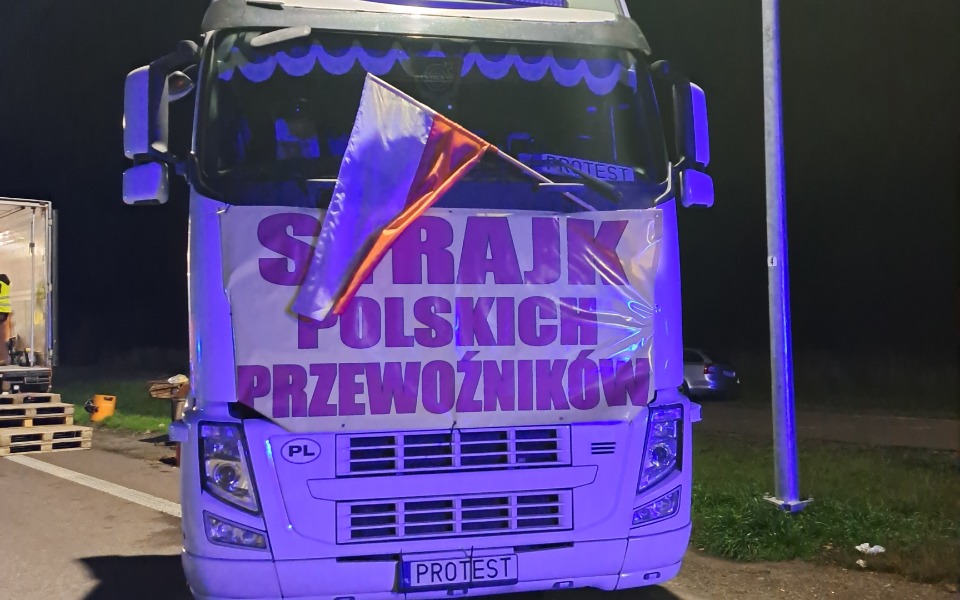 
        Tir z napisem 'STRAJK POLSKICH PRZEWOŹNIKÓW'.
    