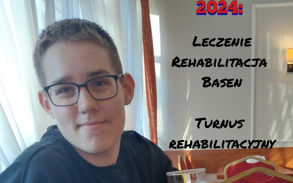 
        Chłopak z okularami, uśmiechający się do kamery.
    