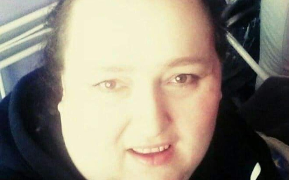 
        Portret uśmiechniętej kobiety w bluzie.
    