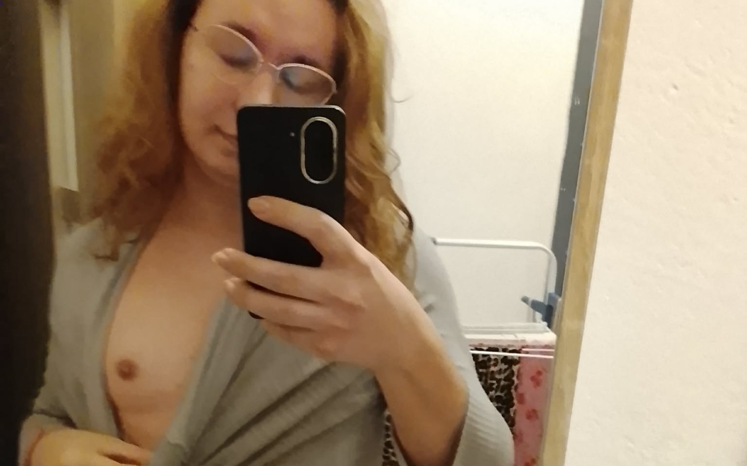 
        Kobieta robiąca selfie, w swobodnej pozie.
    