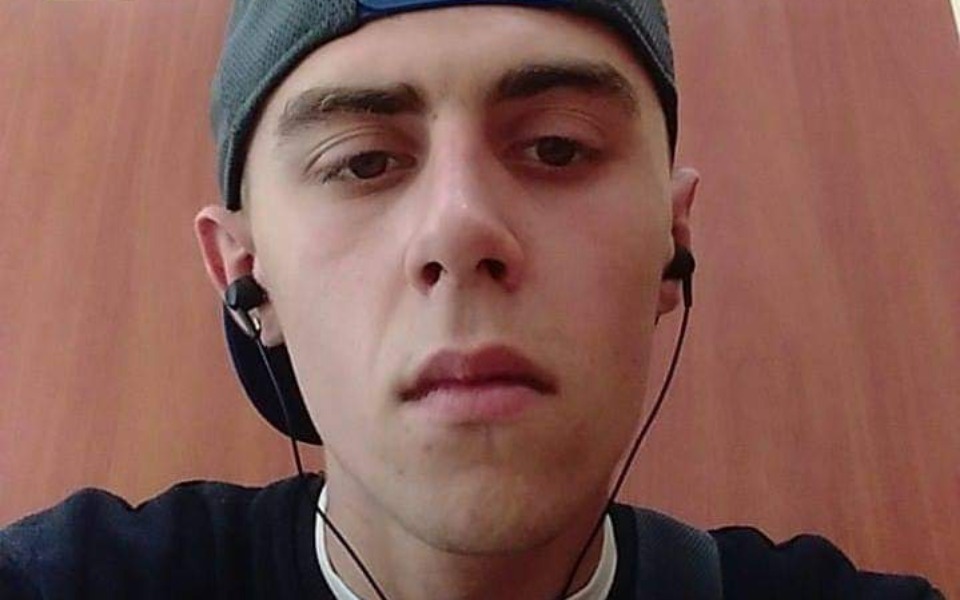 
        Mężczyzna w czapce, słuchający muzyki przez słuchawki.
    