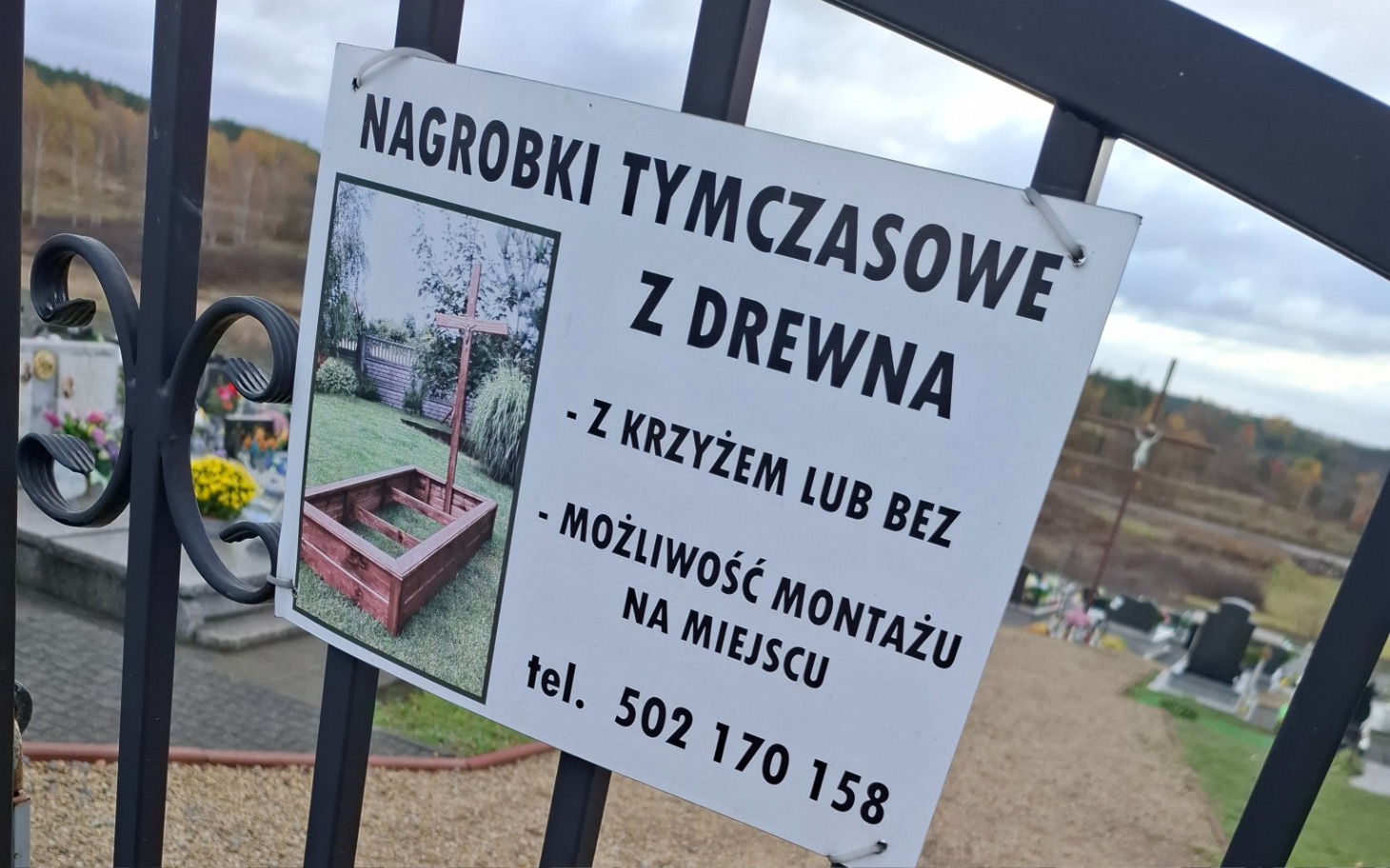 
        Tablica informacyjna o nagrobkach tymczasowych na cmentarzu.
    