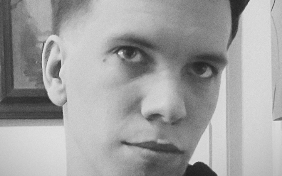 
        Czarnobiałe zdjęcie mężczyzny z intensywnym spojrzeniem.
    