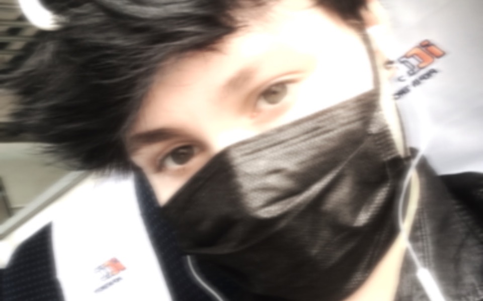 
        Osoba w maseczce, selfie w komunikacji miejskiej.
    