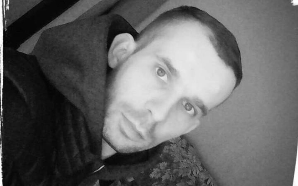 
        Czarnobiałe zdjęcie mężczyzny w kapturze.
    