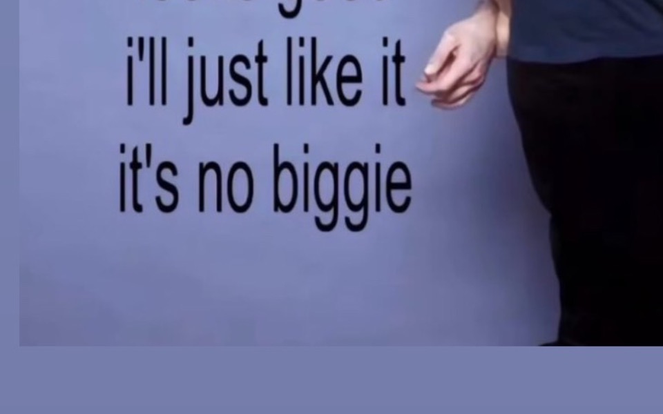 
        Osoba z napisem na tle, wyrażająca luz i akceptację sytuacji.
    