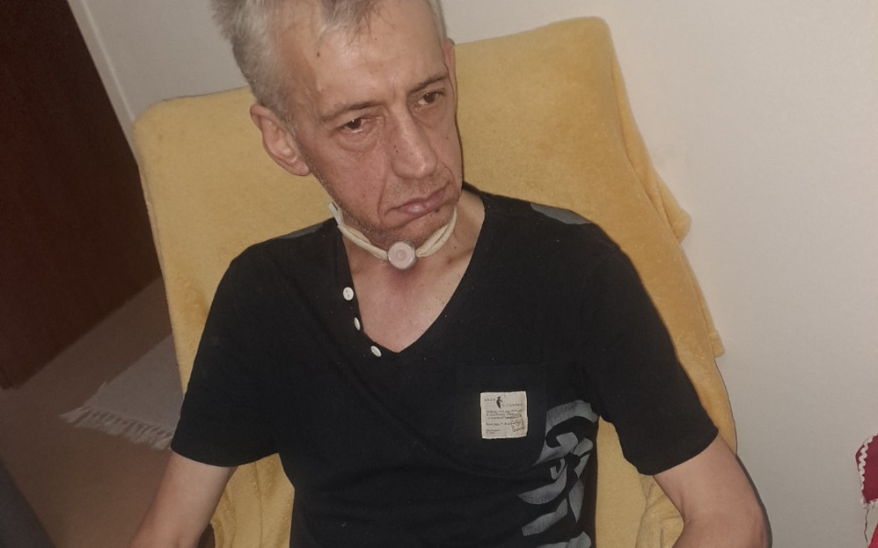 
        Mężczyzna w czarnym t-shircie siedzący na żółtym fotelu.
    