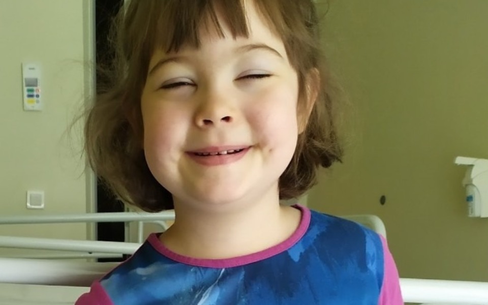 
        Uśmiechnięta dziewczynka w szpitalu, promieniująca radością.
    