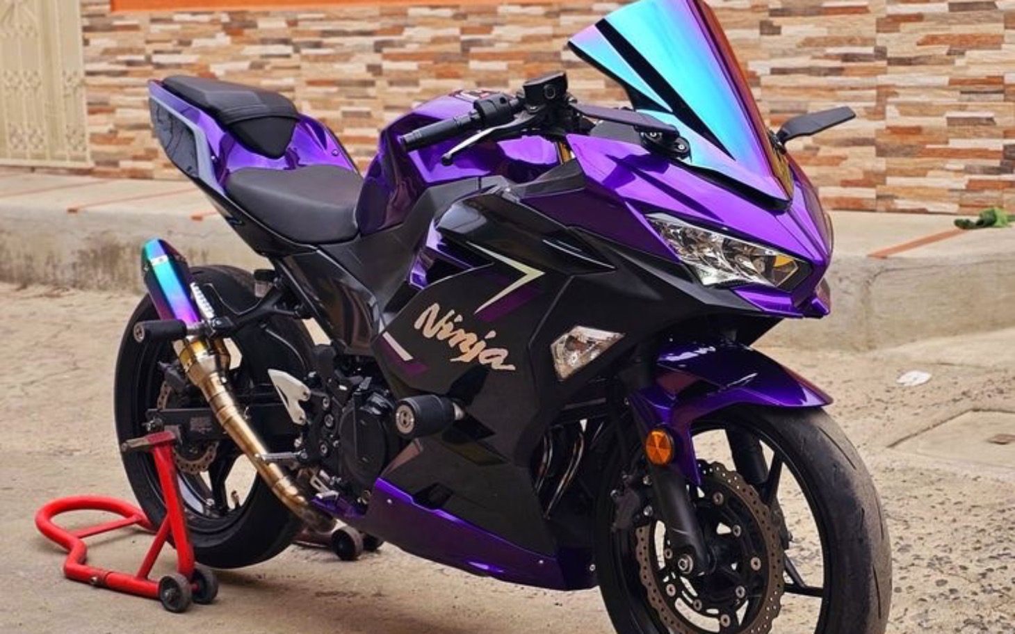 
        Motocykl w kolorze fioletowym, z nowoczesnym designem.
    
