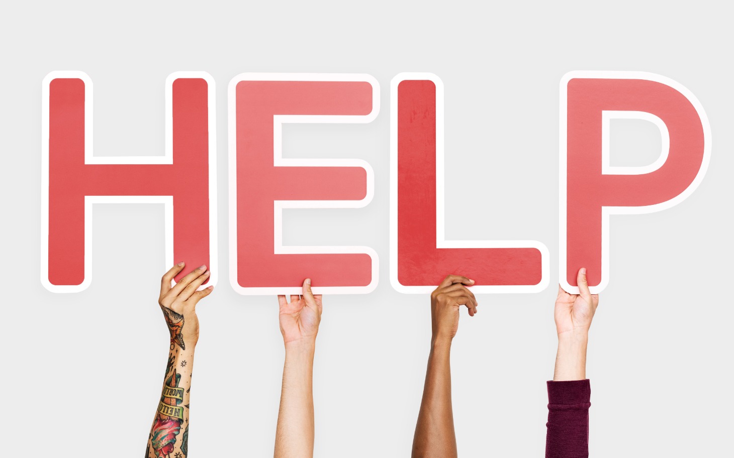 
        Ręce trzymające duże litery 'HELP', wzywające pomocy.
    