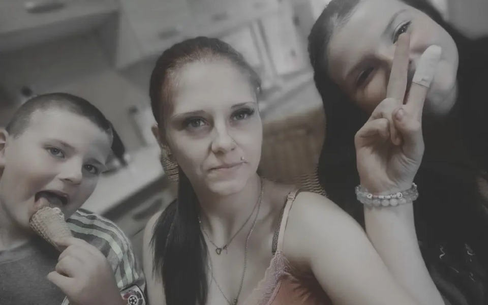 
        Rodzina cieszy się wspólnym czasem, jedząc lody w kuchni.
    