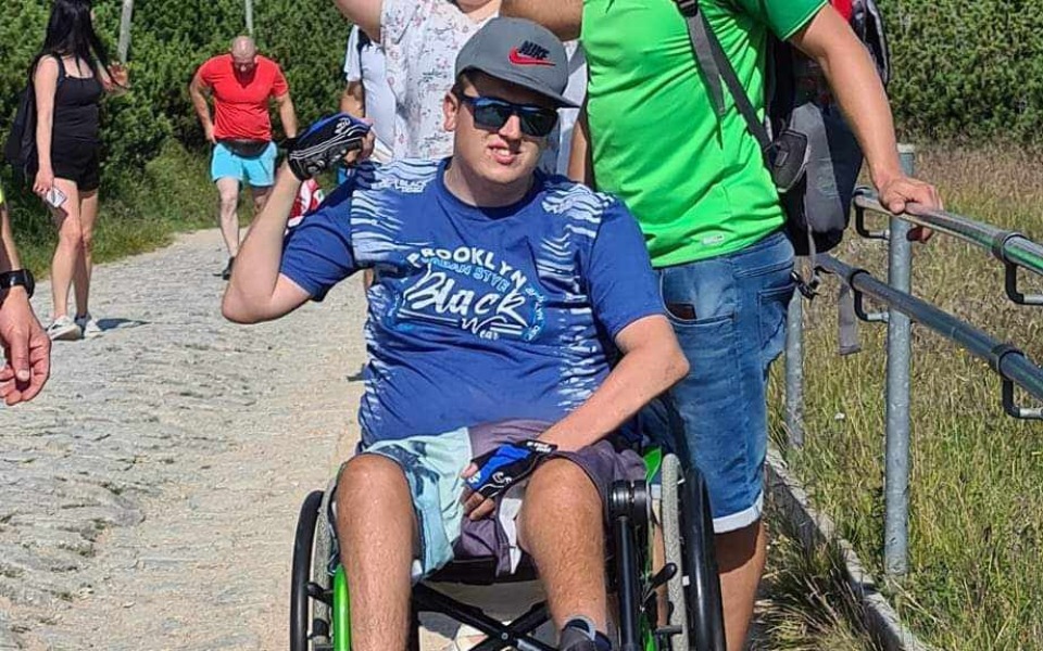 
        Mężczyzna na wózku inwalidzkim podczas spaceru.
    