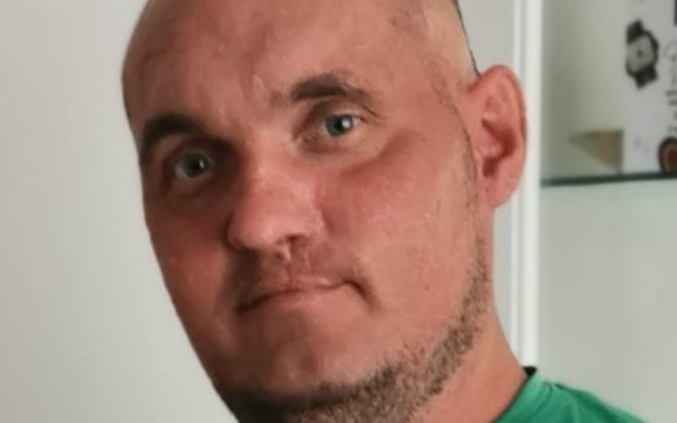 
        Mężczyzna z krótkimi włosami, patrzy w obiektyw.
    