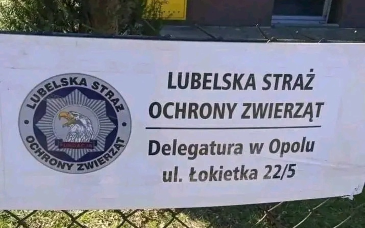 
        Tablica informacyjna Lubelskiej Straży Ochrony Zwierząt.
    