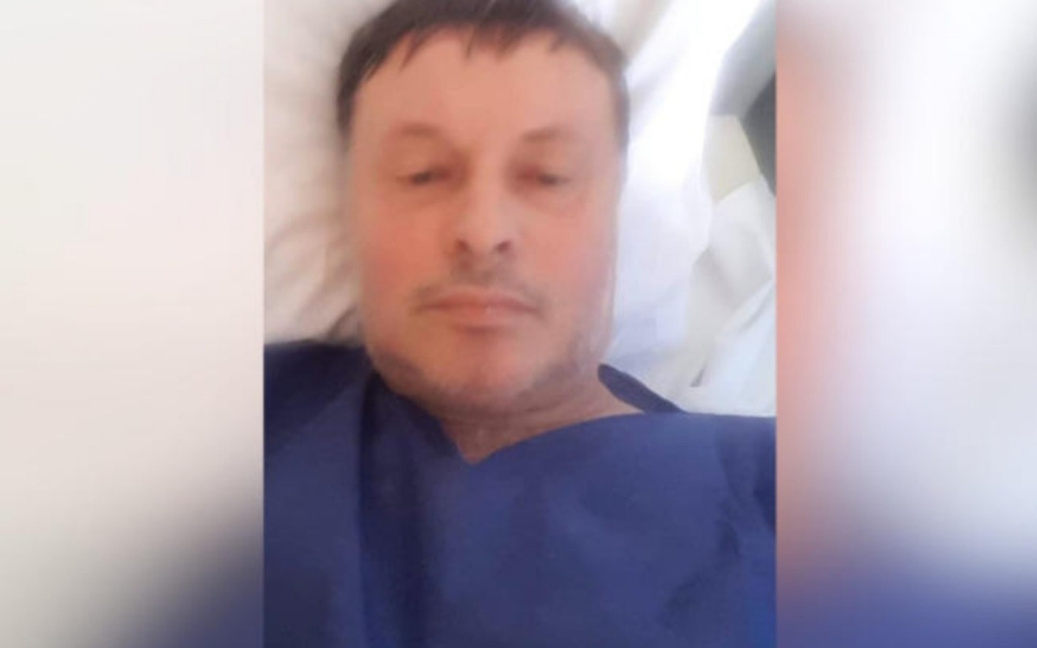 
        Mężczyzna w szpitalnym łóżku, wygląda na zmęczonego.
    