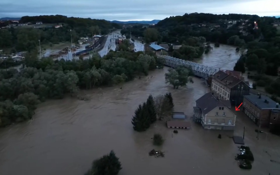 
        Powódź w mieście, woda zalewa ulice i budynki.
    