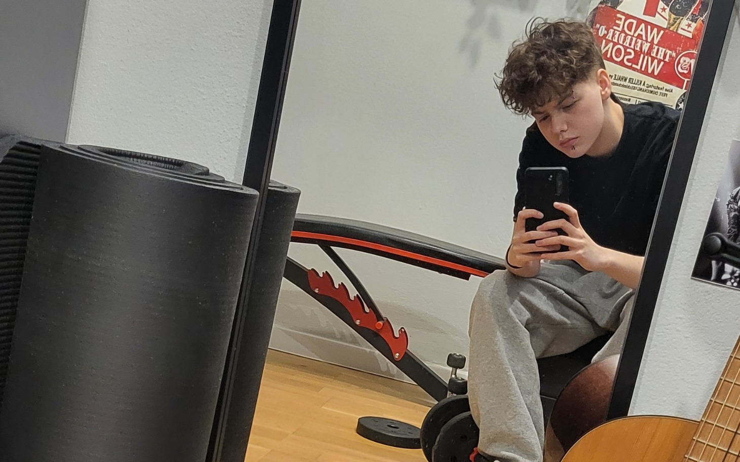 
        Młody człowiek robiący selfie w lustrze w siłowni.
    