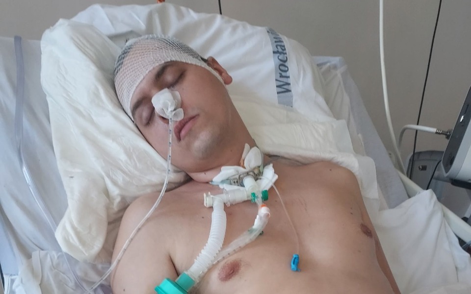 
        Mężczyzna leżący w szpitalu, podłączony do aparatury medycznej.
    