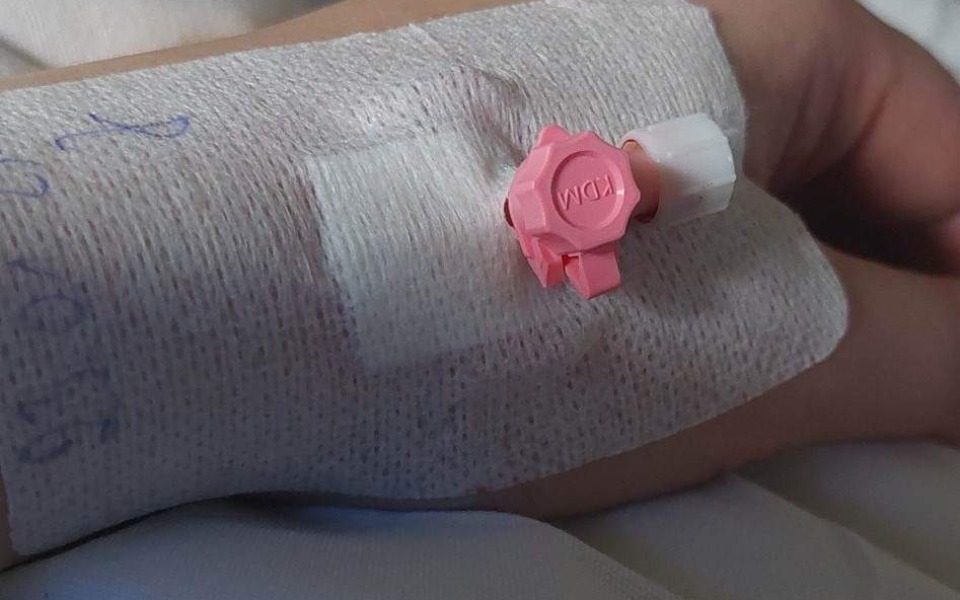 
        Ręka z opatrunkiem i wkłuciem dożylanym w szpitalu.
    