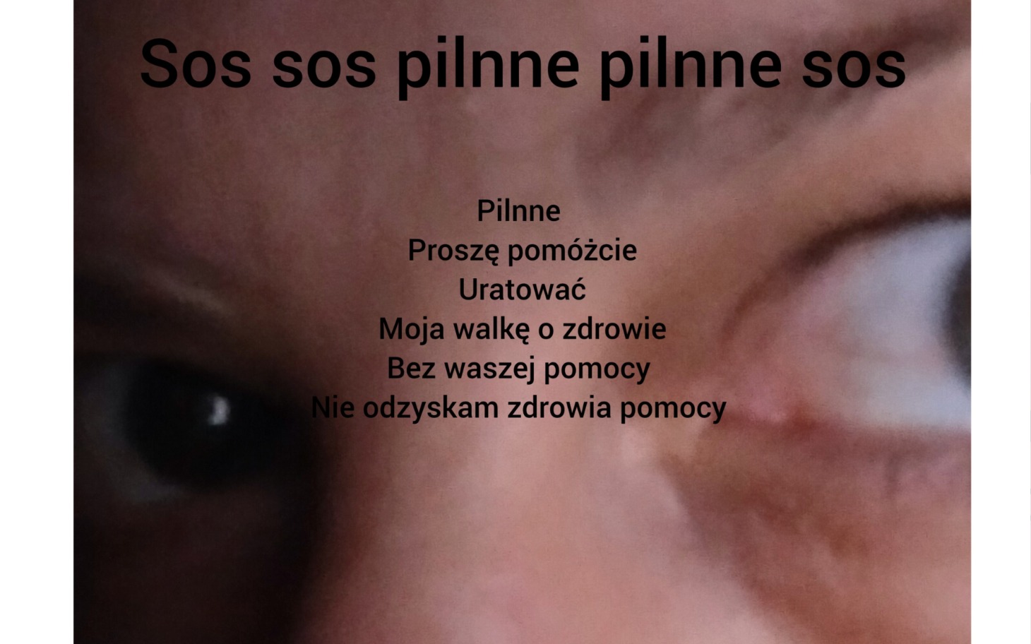 
        Zbliżenie na oczy osoby z napisem SOS w tle.
    