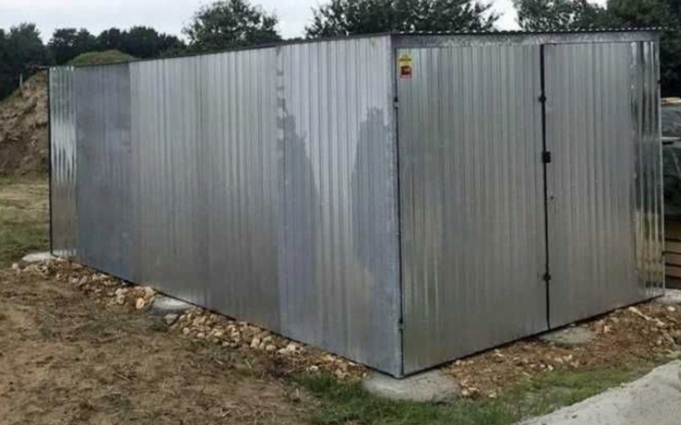 
        Metalowy kontener na budowie, gotowy do użytku.
    