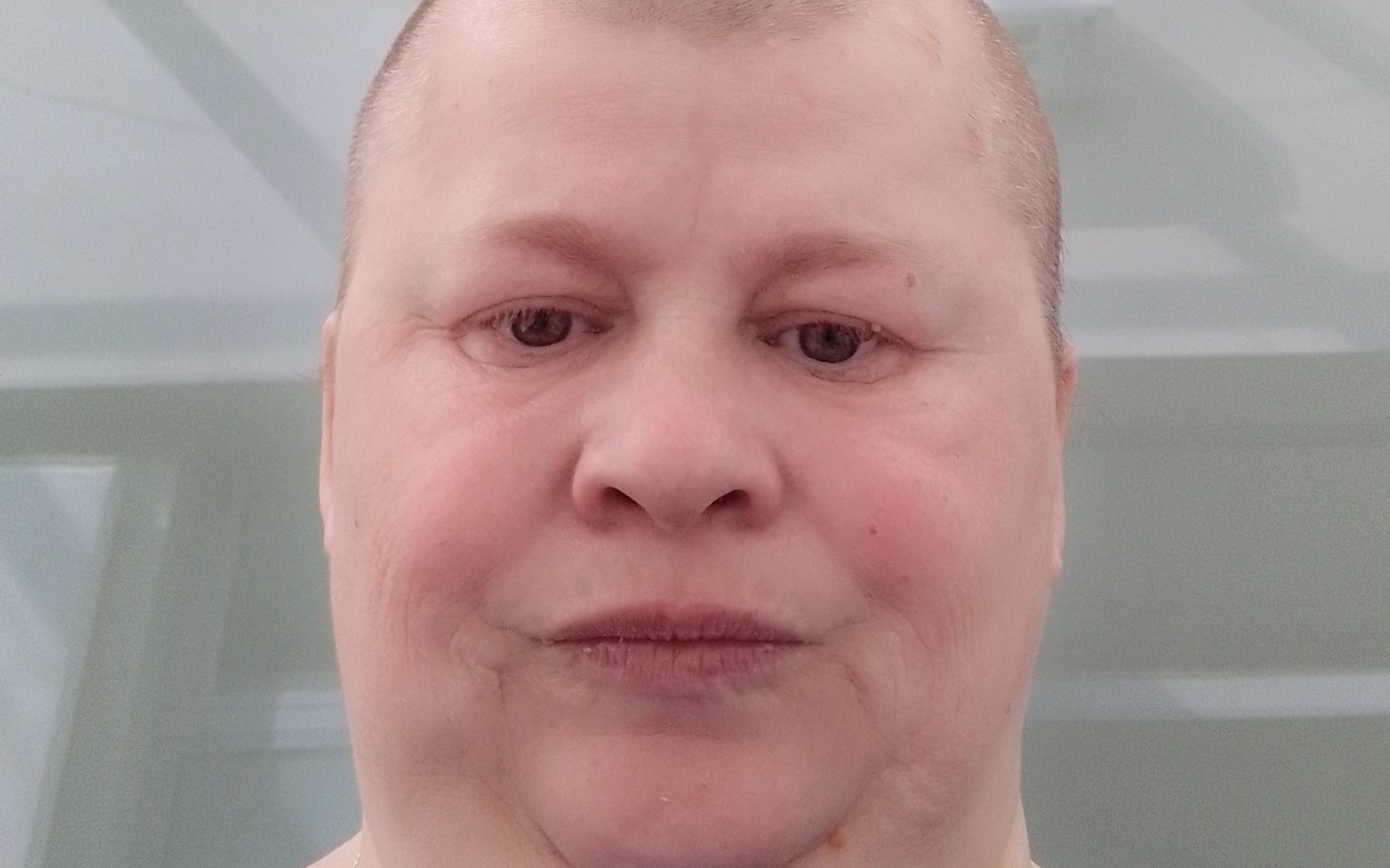 
        Kobieta z bliskim ujęciem twarzy.
    