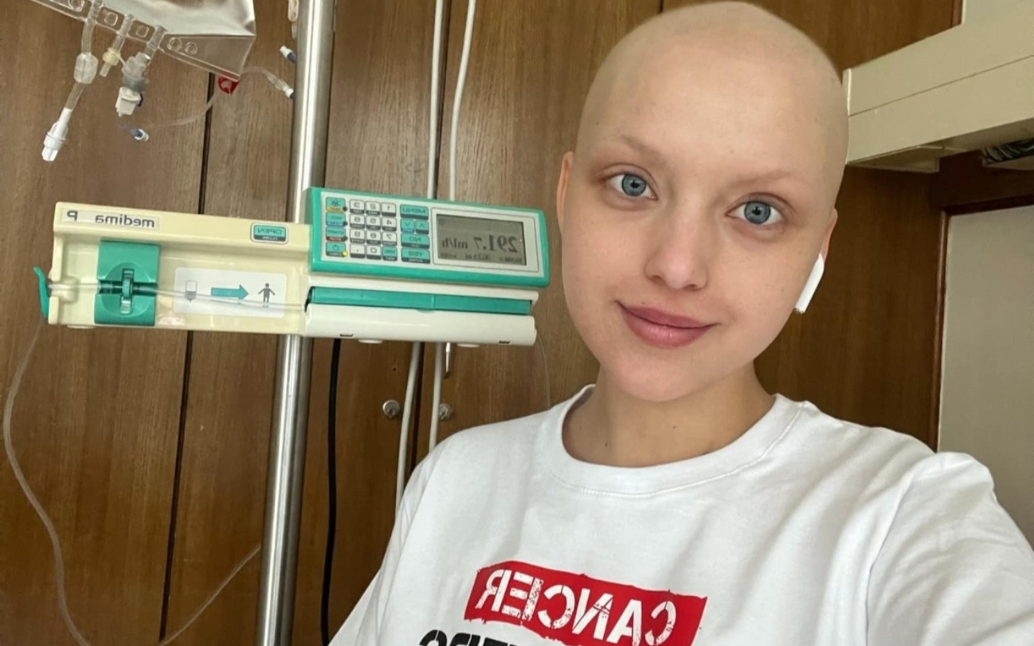 
        Lis w lesie, patrzący w stronę obiektywu, pełen uroku.
    