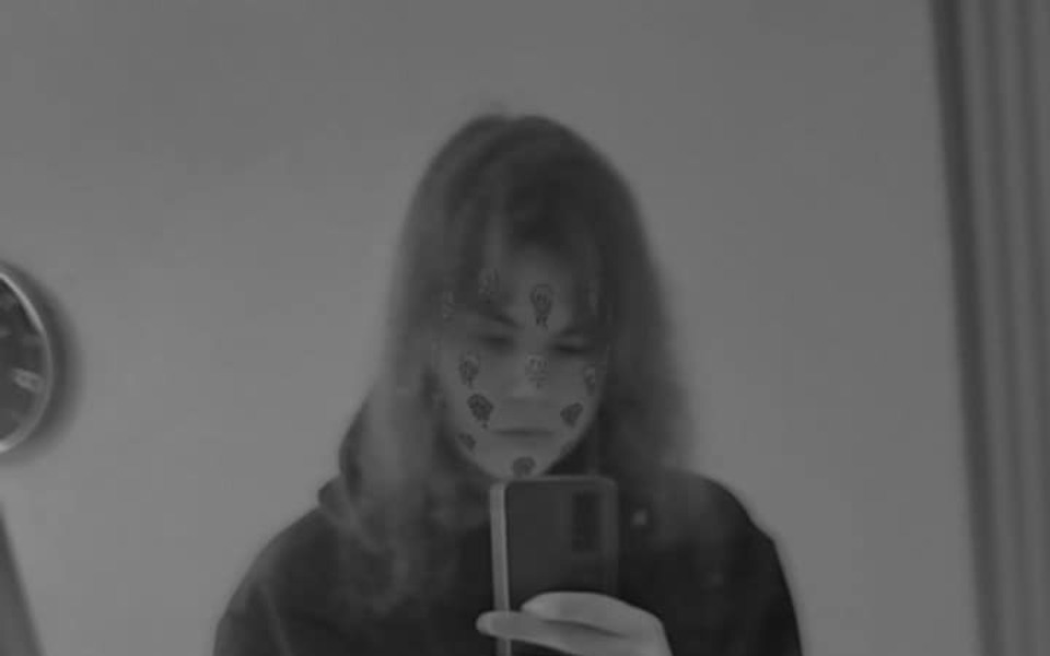 
        Mężczyzna na wózku inwalidzkim, myślący o czymś.
    