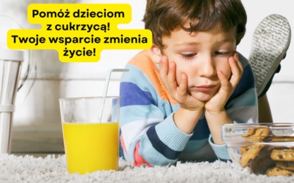 
        Chłopiec smutny, z sokiem i ciastkami obok.
    