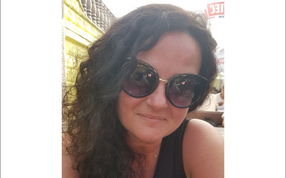 
        Kobieta w okularach przeciwsłonecznych na zewnątrz.
    