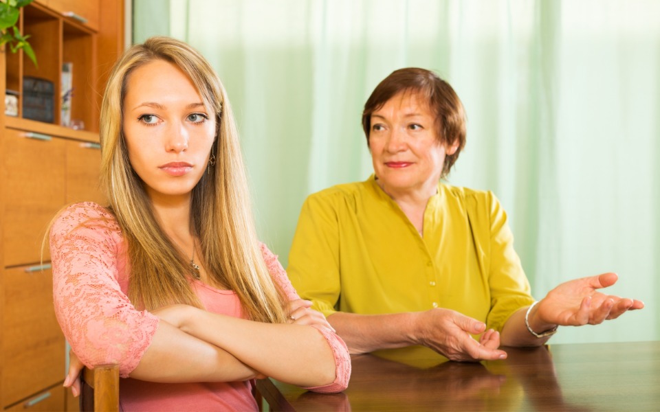 
        Rozmowa matki z córką, emocjonalna chwila przy stole.
    