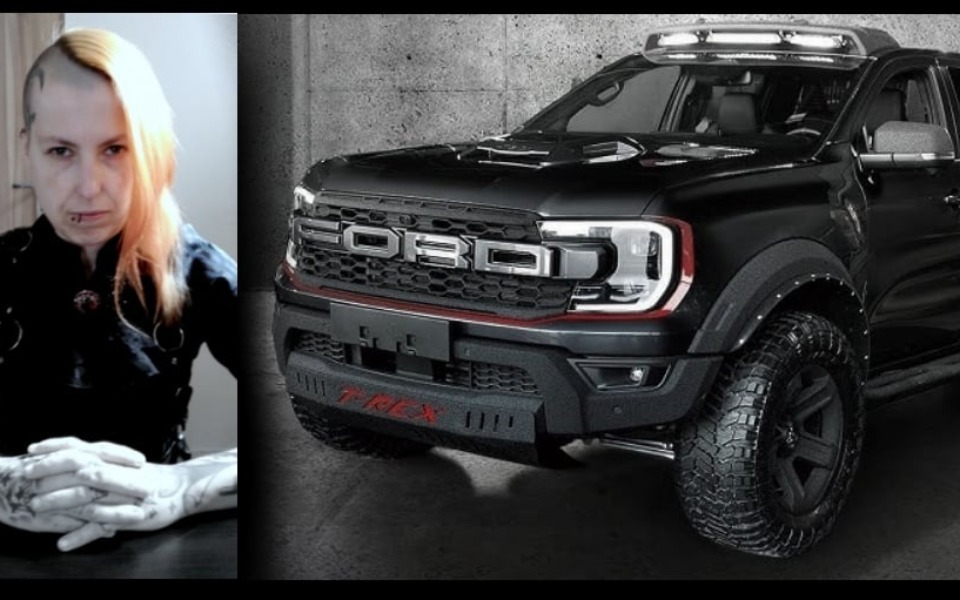 
        Człowiek z tatuażami obok czarnego samochodu terenowego Ford.
    