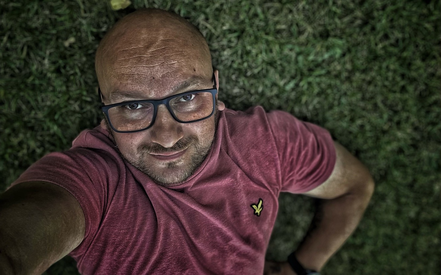 
        Mężczyzna na tle zieleni wykonuje selfie
    