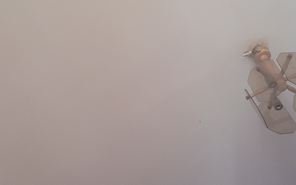 
        Zdjęcie sufitu z wentylatorem, w jasnych kolorach.
    