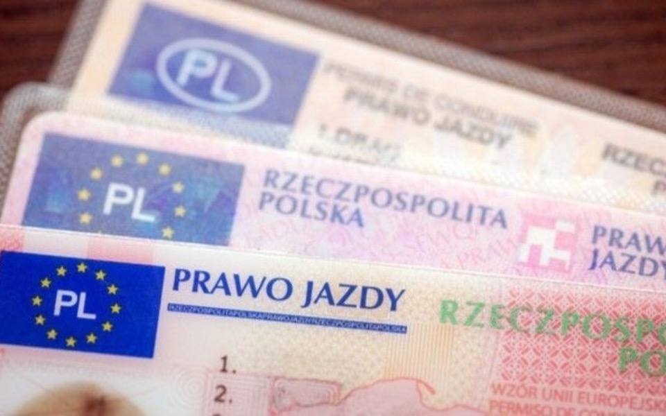 
        Polskie prawo jazdy, z widocznymi elementami identyfikacyjnymi.
    