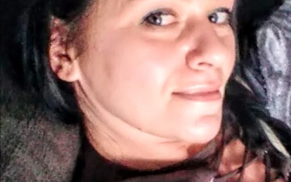 
        Kobieta leżąca na łóżku, robiąca selfie.
    