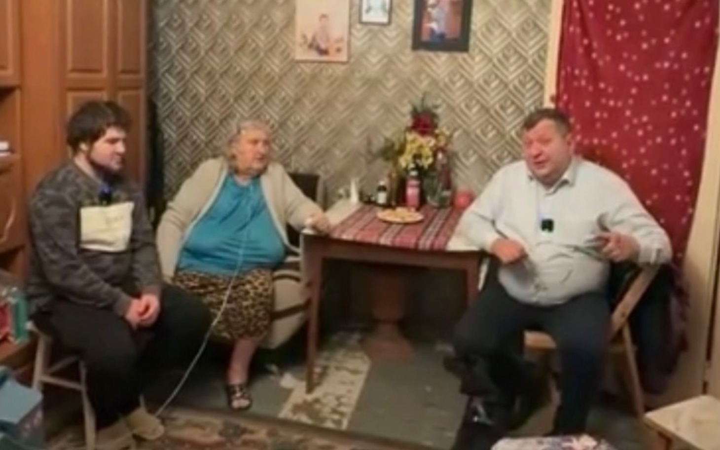 
        Rodzina w skromnym wnętrzu, przy stole.
    