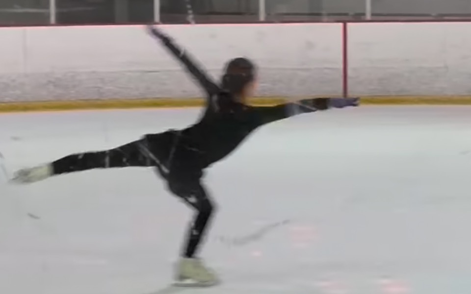 
        Figurka łyżwiarki na lodowisku, w trakcie wykonywania piruetu.
    