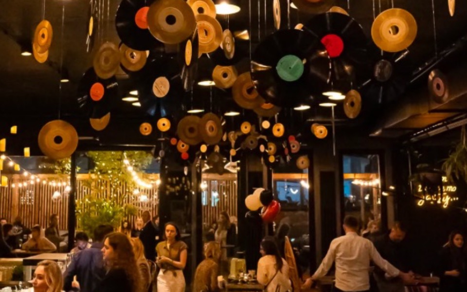 
        Kawiarnia z dekoracjami w stylu winylowym.
    