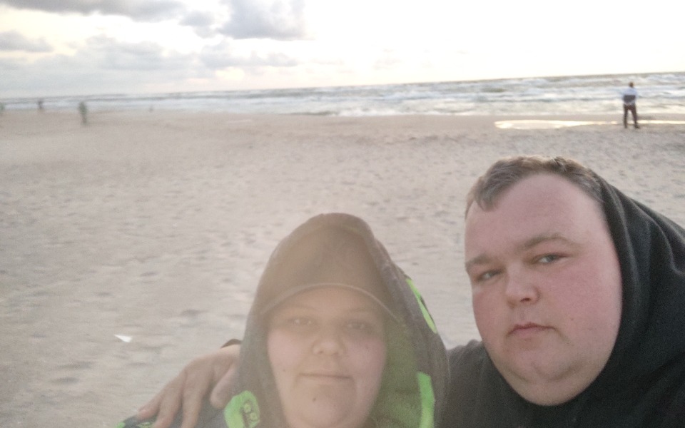 
        Para na plaży, ciesząca się wspólnym czasem.
    