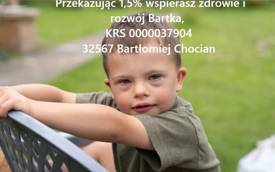 
        Chłopiec bawiący się na świeżym powietrzu, z informacją o wsparciu.
    