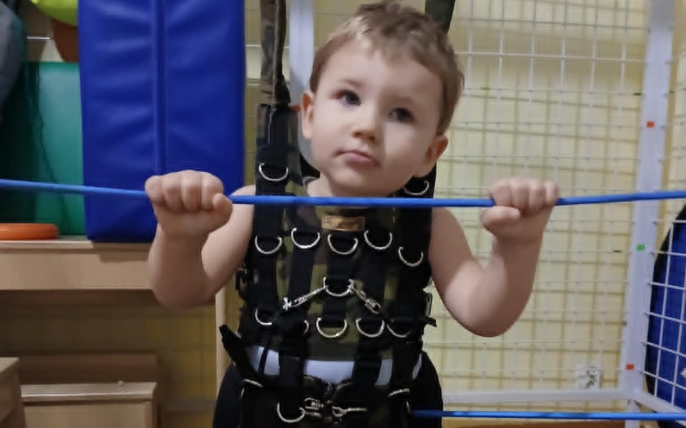 
        Mały chłopiec bawiący się na placu zabaw.
    