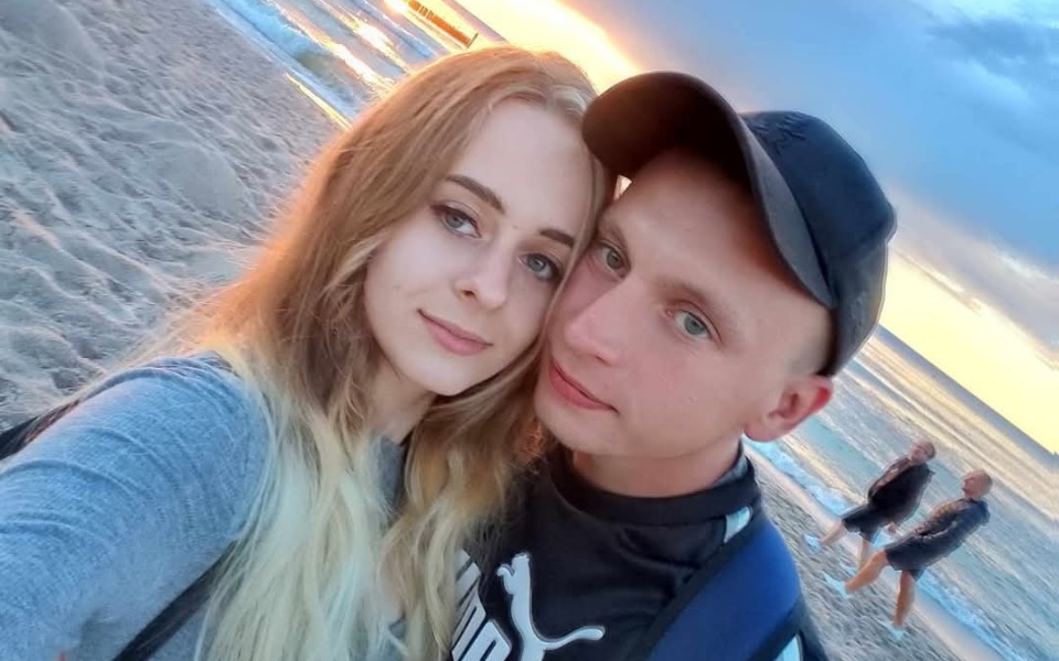 
        Para na plaży, uchwycona podczas zachodu słońca.
    