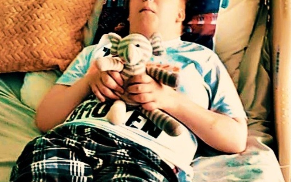 
        Kobieta jeździ na koniu po zielonym polu w słoneczny dzień.
    