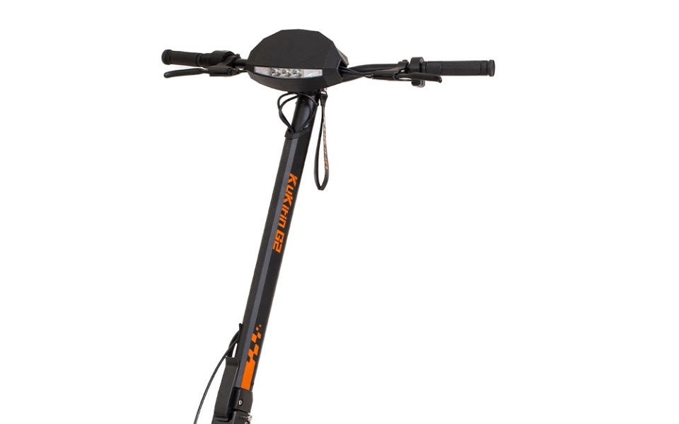 
        Widok na kierownicę hulajnogi elektrycznej.
    