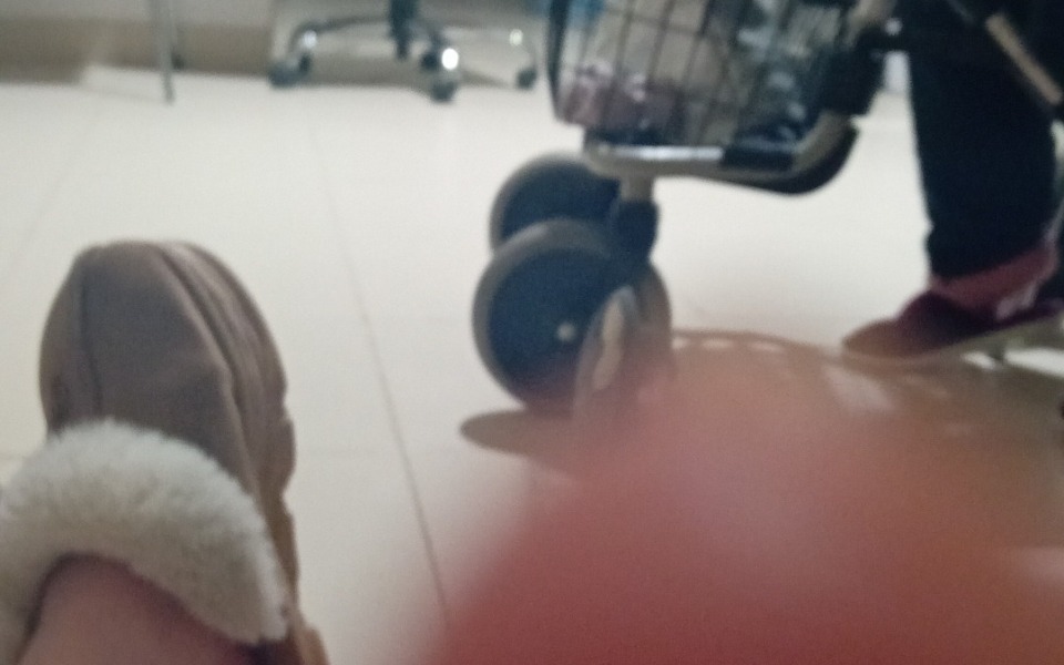 
        Widok na nogi i wózek, przedstawiający codzienną sytuację.
    