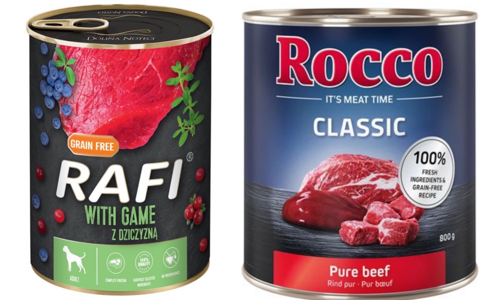 
        Dwie puszki karmy dla psów na stole.
    