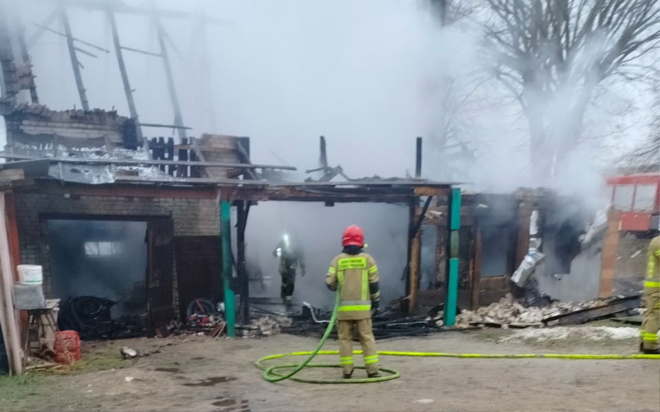 
        Pożar budynku, strażacy walczący z ogniem.
    