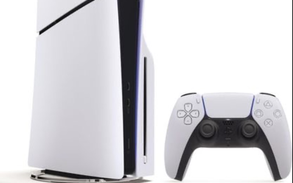 
        Konsola PlayStation 5 z kontrolerem na białym tle.
    