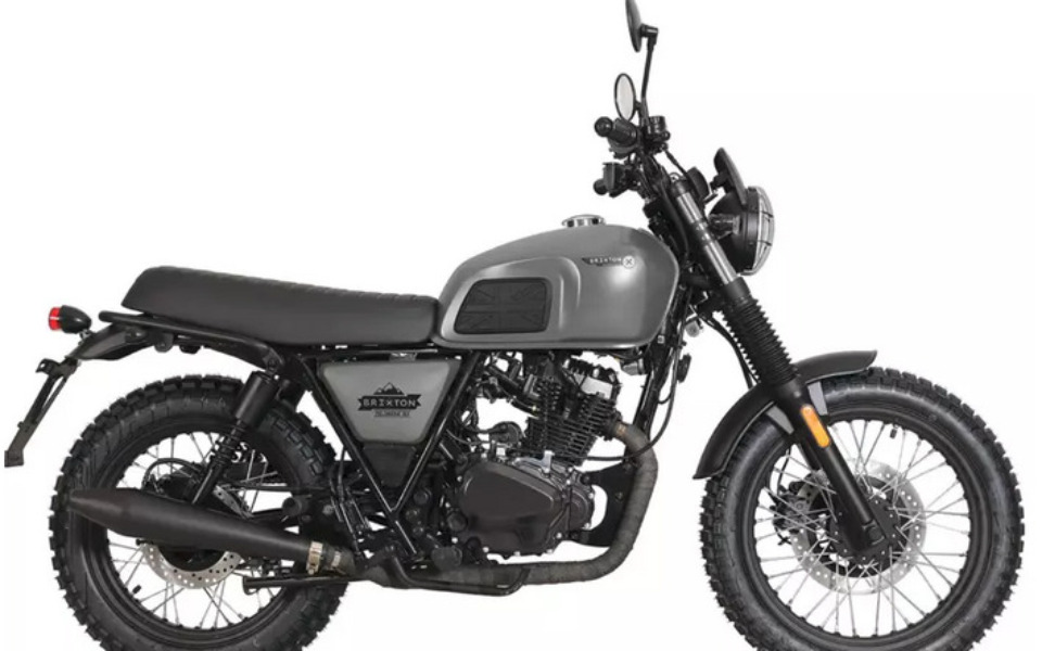 
        Motocykl w stylu retro, gotowy do jazdy.
    